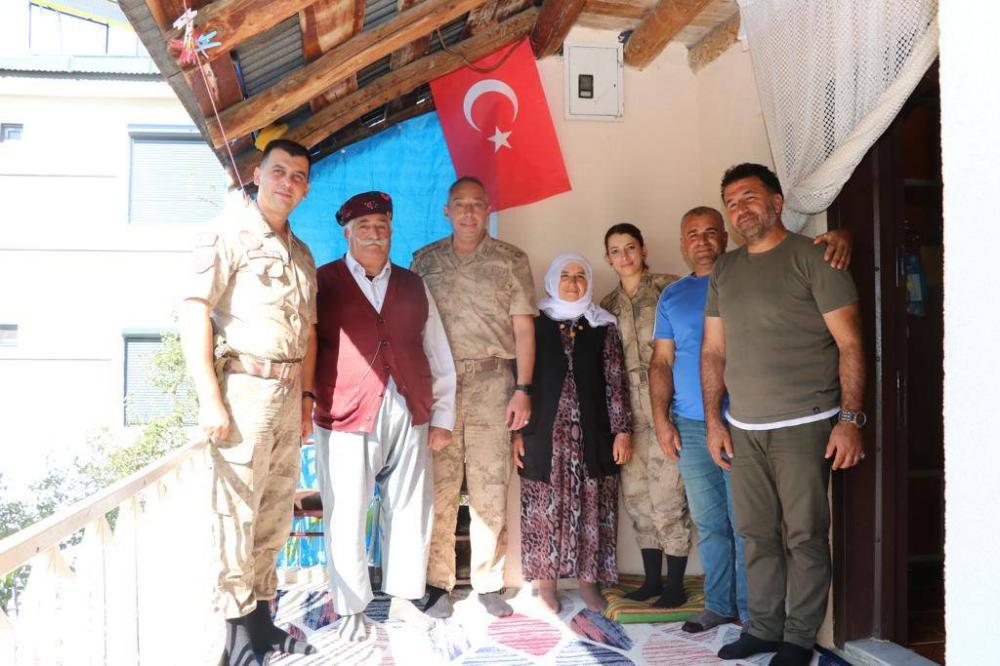 Bingöl İl Jandarma Komutanlığı, 'Yaşlılara Günü'nde Şehit Ailesini Ziyaret Etti