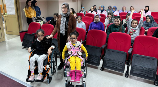 Beypazarı'nın Eski belediye başkanı Cengiz Özalp'ın hanımından engellilere tekerlekli sandalye hediyesi