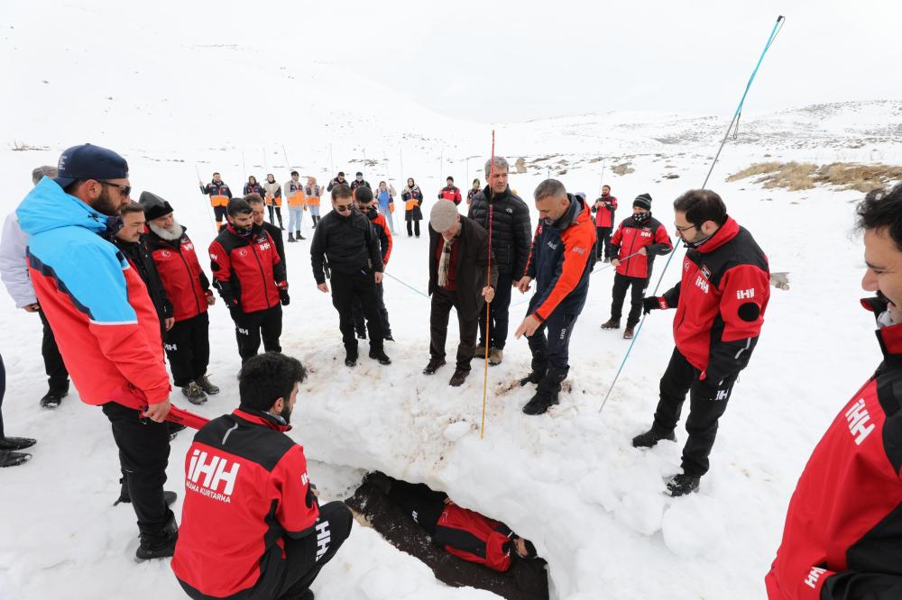 Bingöl Valisi Usta, Gönüllülere Çığ Kurtarma Eğitimini Takip Etti