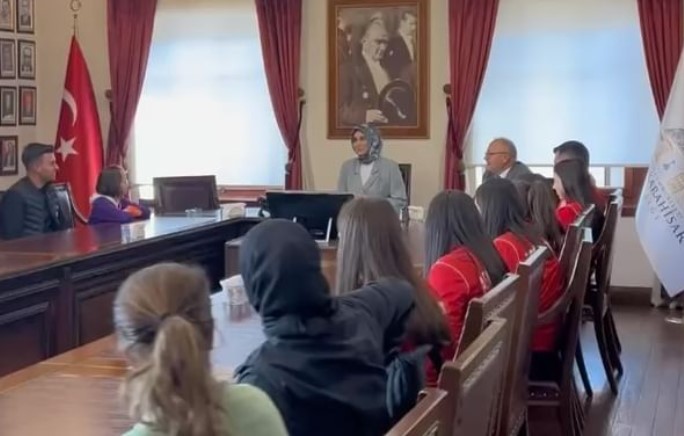 Afyonkarahisar Valisi Doç. Dr. Kübra Güran Yiğitbaşı, Türkiye Şampiyonası'nda önemli başarılar elde eden sporcuları ağırladı