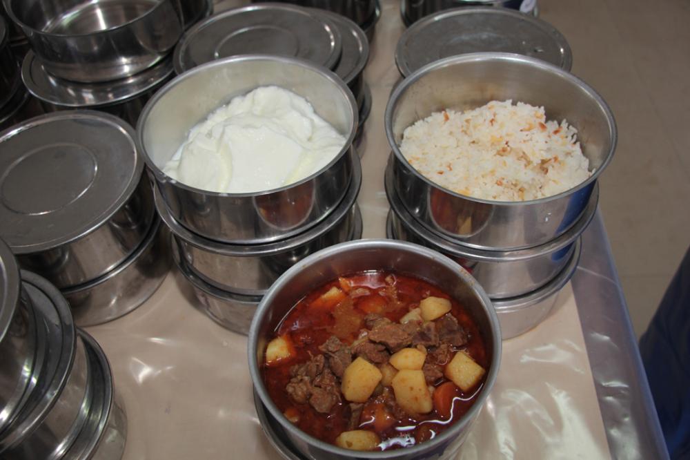 Beypazarı belediyesi Ramazan ayının başlamasıyla birlikte evlere yemek servisine başladı