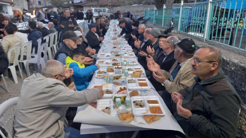 BEYPAZARI KUYUMCUTEKKE MAHALLESİ HALKI, KÖY MEYDANINDA VERİLEN İFTAR YEMEĞİNDE BİR ARAYA GELDİ.