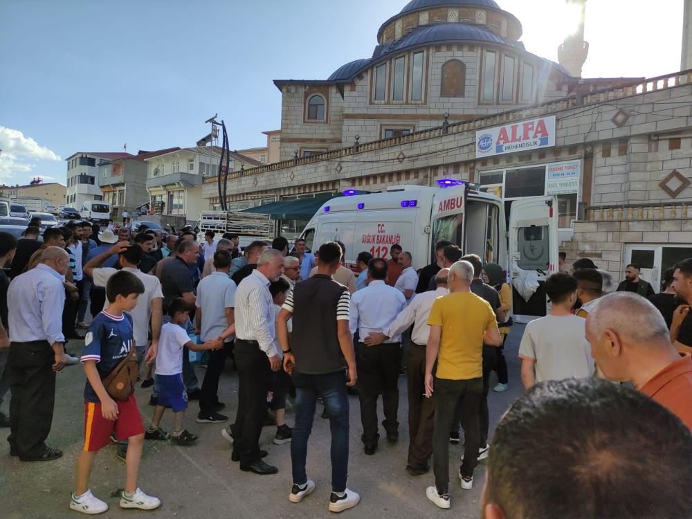 Bingöl’ün Karlıova ilçesinde araç yayalara çarptı: 2 yaralı