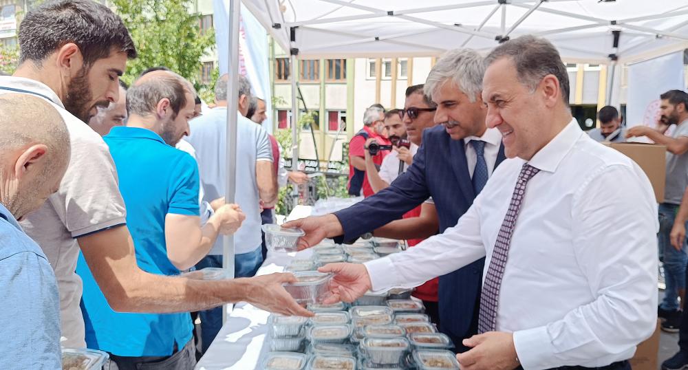 Bingöl’de Cuma Namazı Çıkışında Aşure Dağıtıldı