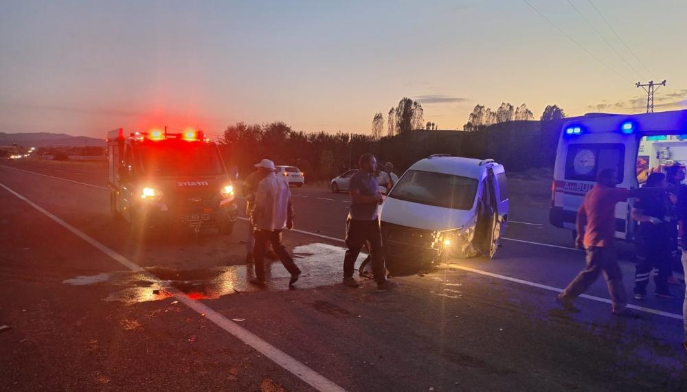 BİNGÖL-GENÇ KARAYOLUNDA TRAFİK KAZASI: 5 YARALI