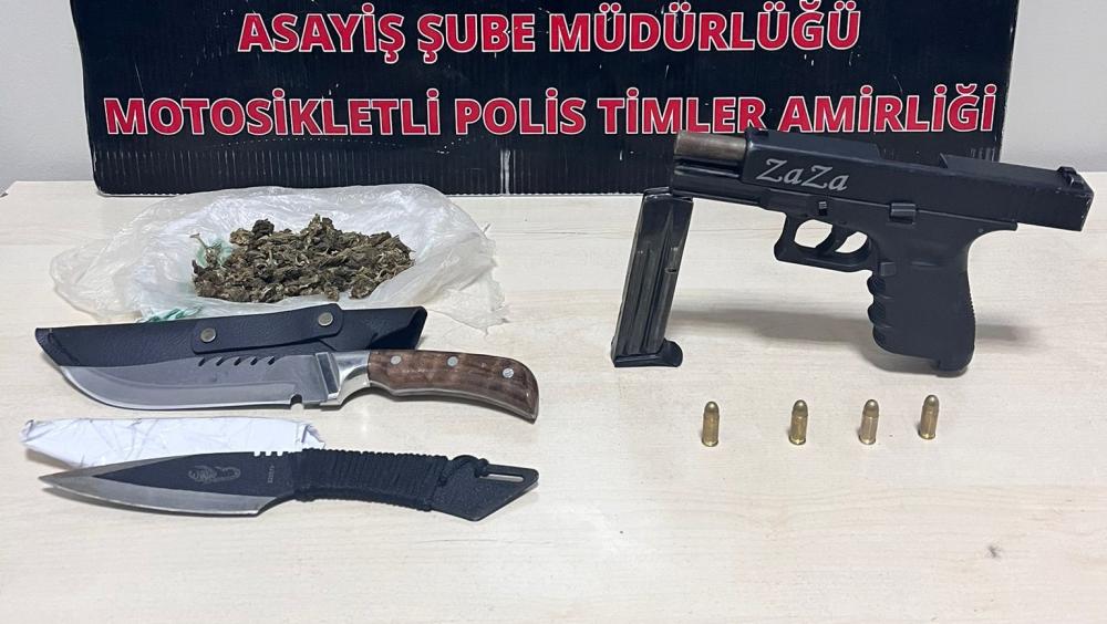 BİNGÖL’DE POLİS DENETİMİNDE RUHSATSIZ TABANCA VE UYUŞTURUCU ELE GEÇİRİLDİ