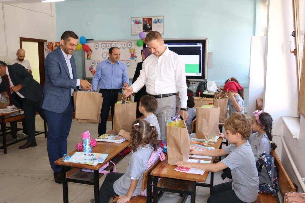 Güneysu’da Birinci Sınıf Öğrencilerine Kırtasiye Desteği