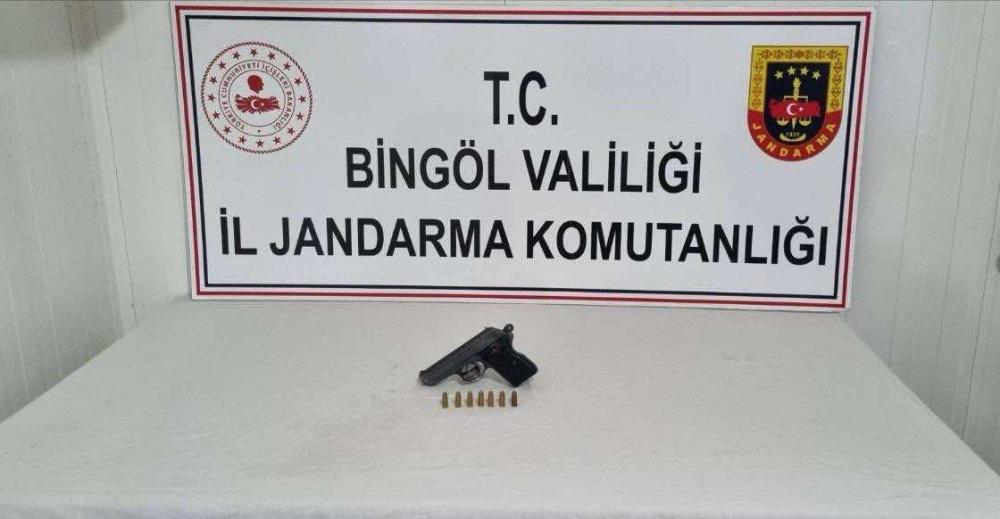 YOL KONTROLÜNDE DURDURULAN ARAÇLARDA 2 TABANCA ELE GEÇİRİLDİ