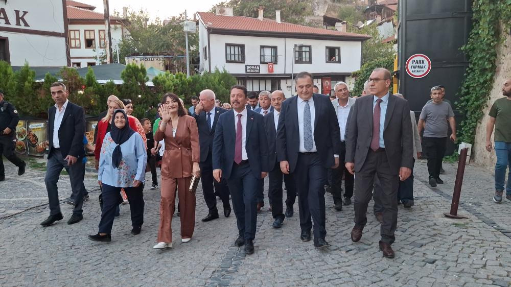 BEYPAZARI FESTİVALİ RENKLİ BAŞLADI: KORTEJ YÜRÜYÜŞÜ VE HALK DANSLARI