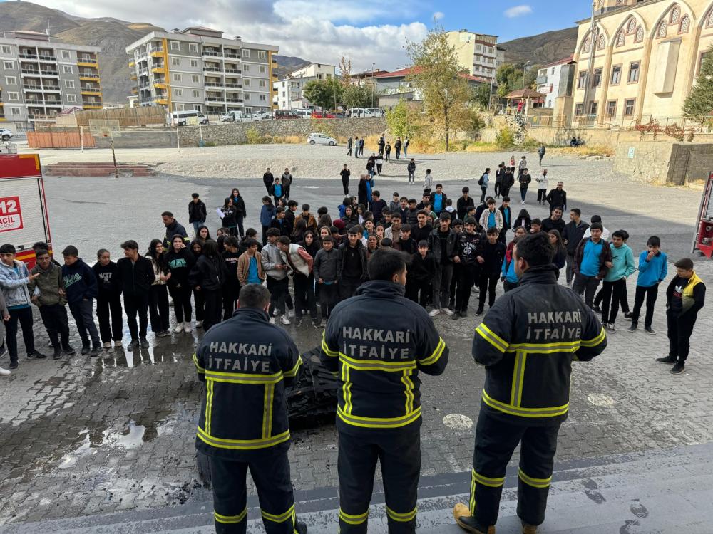 HAKKARİ MESLEKİ TEKNİK LİSESİ'NDE İTFAİYE EKİPLERİNDEN EĞİTİCİ YANGIN TATBİKATI