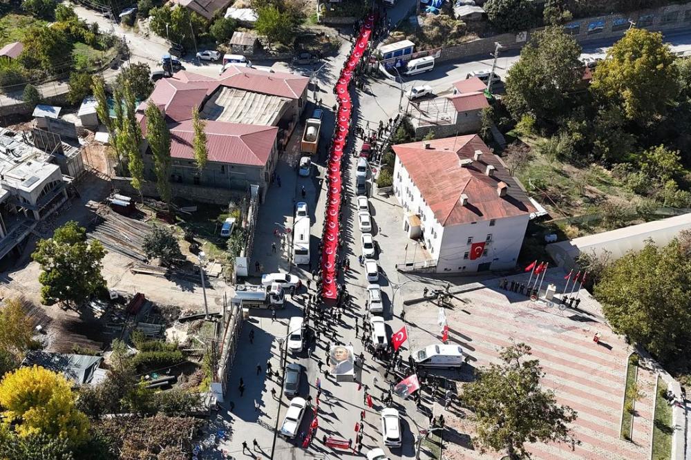 ÇUKURCA'DA CUMHURİYET BAYRAMI COŞKUSU: 101 METRELİK BAYRAKLA GURUR YÜRÜYÜŞÜ