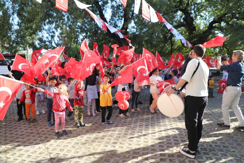 680 YILLIK TARİHİ ANIT AĞACIN GÖLGESİNDE CUMHURİYET COŞKUSU