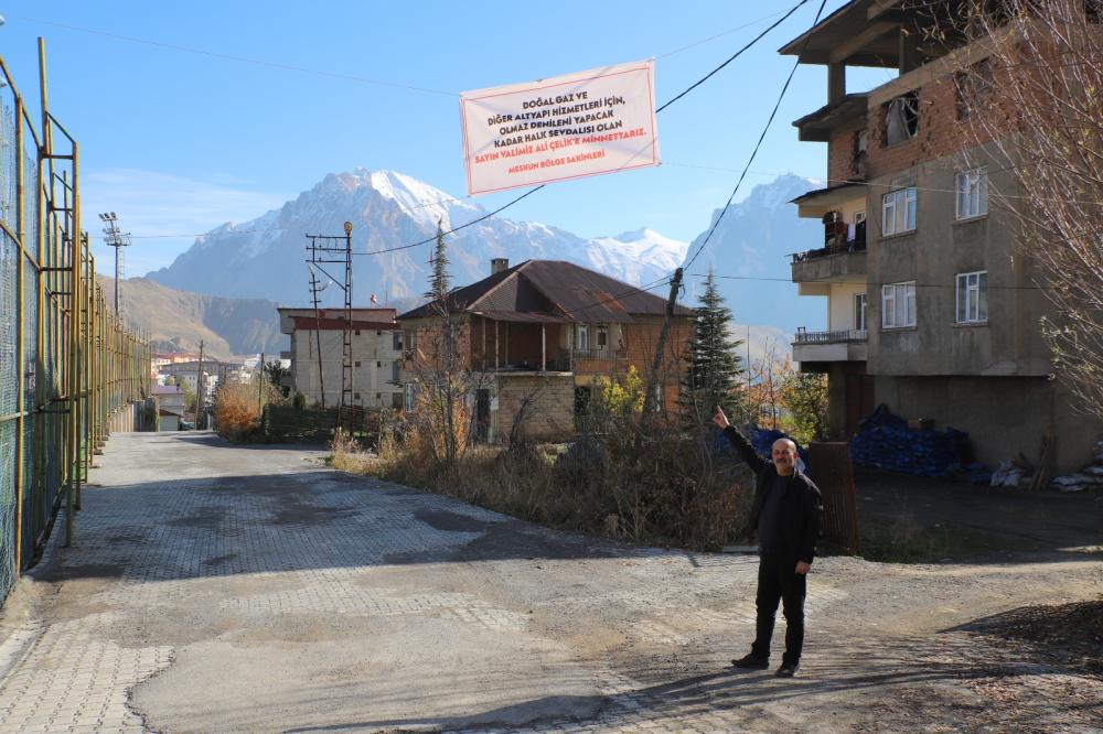 Hakkari Valisine teşekkür pankartı astılar