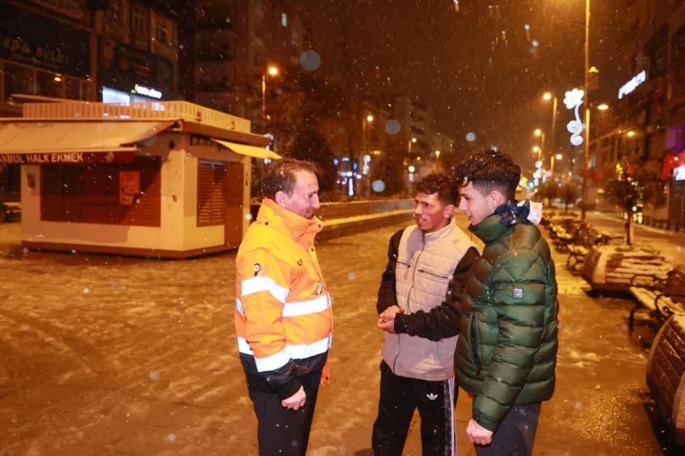 SULTANBEYLİ BELEDİYESİ’NDEN YOĞUN KAR YAĞIŞINA ANINDA MÜDAHALE