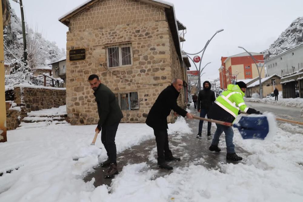 ÇUKURCA BELEDİYESİ 7/24 KARLA MÜCADELE ÇALIŞMALARINA DEVAM EDİYOR