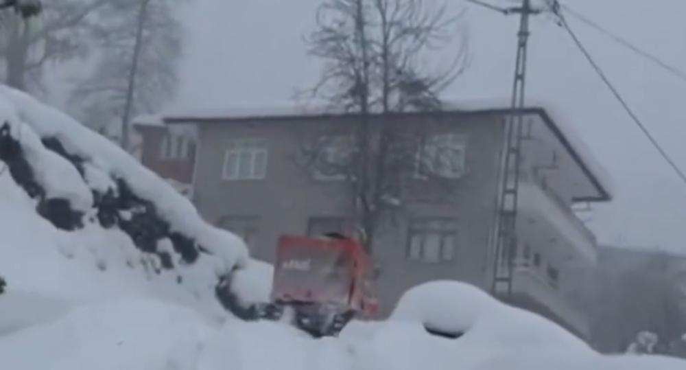 RİZE’DE KAR ENGELİ: AFAD, YOLU KAPANAN KÖYDE İKİZ BEBEKLERİ KURTARDI