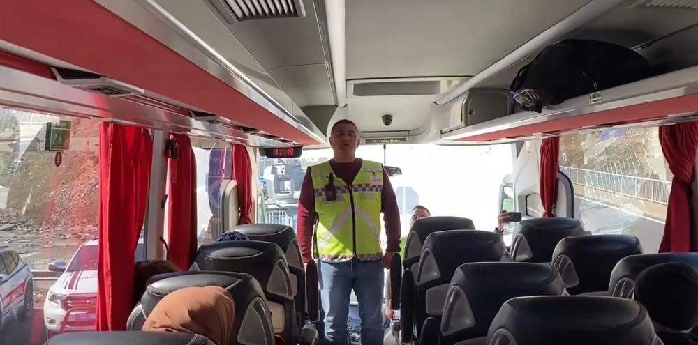 HAKKÂRİ’DE SİVİL TRAFİK JANDARMASI YOLCU OTOBÜSLERİNDE DENETİM YAPTI