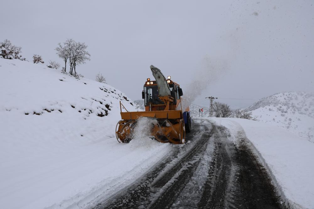 BİNGÖL’DE KAR ENGELİ: 130 KÖY YOLU KAPANDI, EKİPLER SEFERBER OLDU