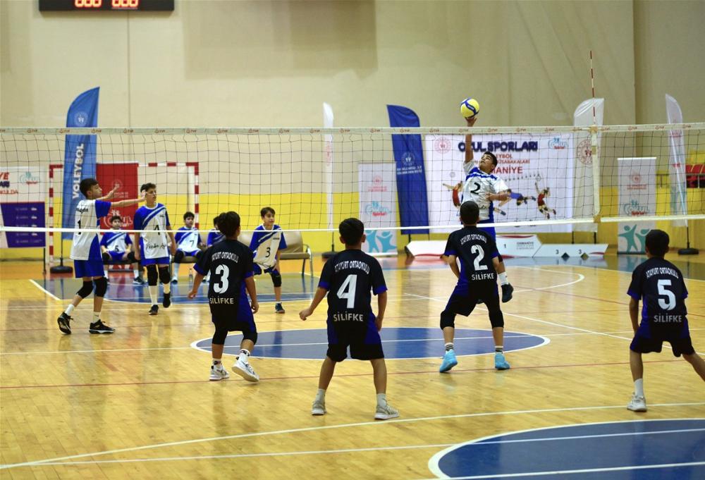 Osmaniye’de Küçükler Voleybol Yarı Final Heyecanı Başladı!