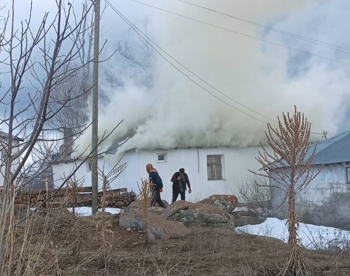 KARLIOVA'DA TÜPTEN KAYNAKLI YANGIN: BİR KİŞİ YARALANDI