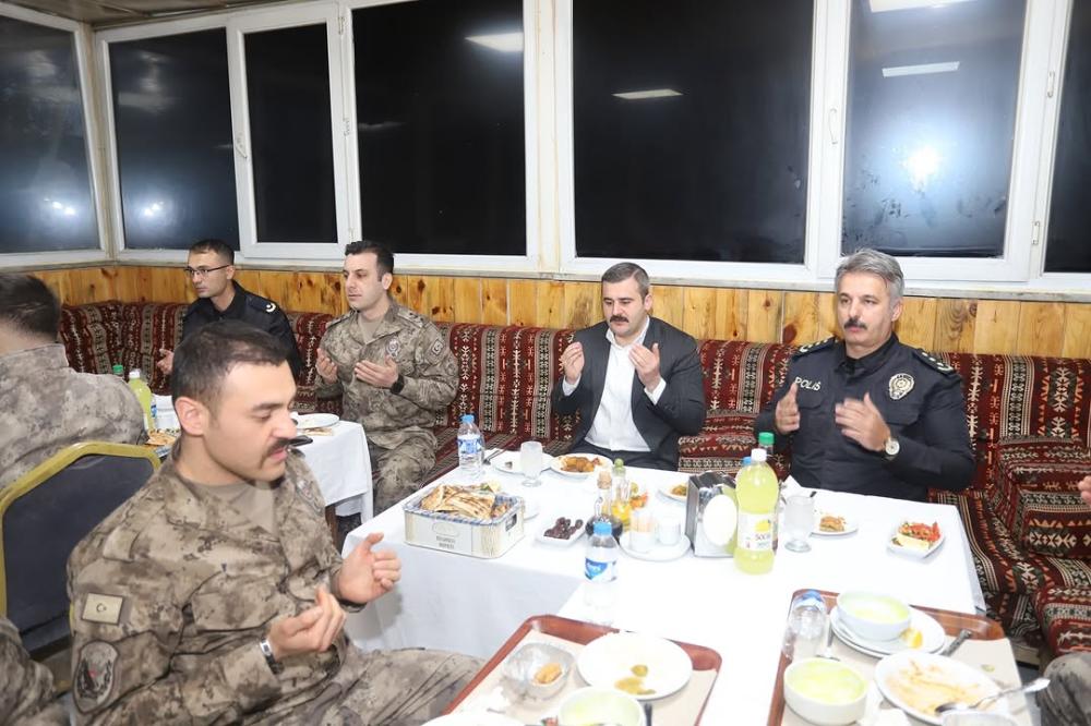 KAYMAKAM KUMCU, ÇUKURCA’DA ÖZEL HAREKAT PERSONELİYLE İFTAR YAPTI