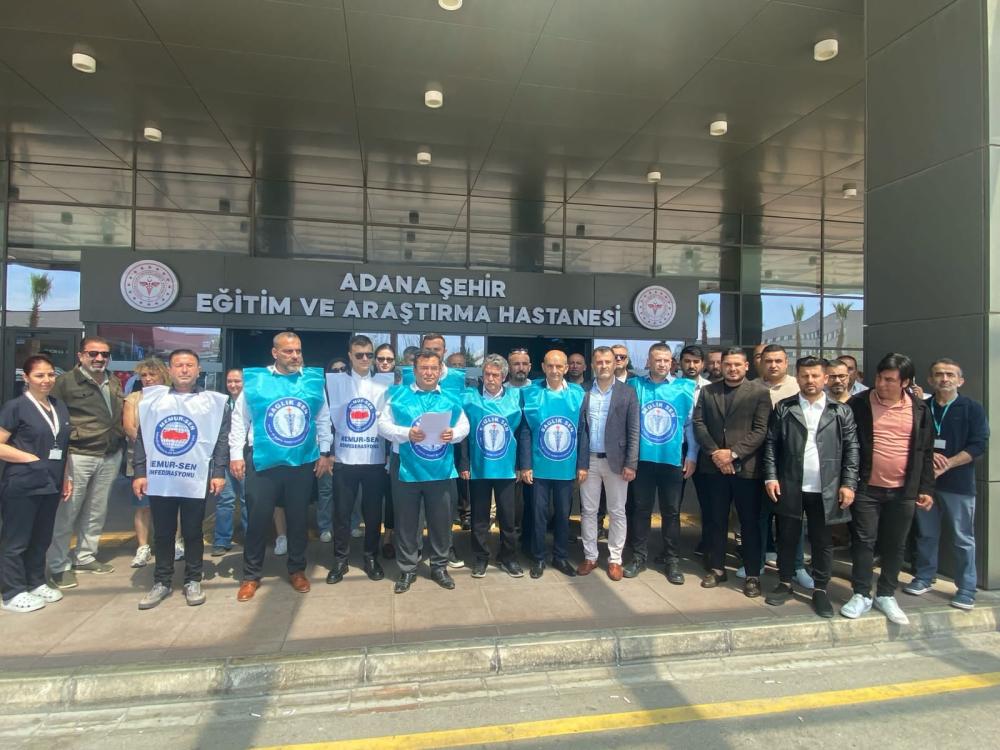 SAĞLIK-SEN’DEN ADANA ŞEHİR HASTANESİ ÖNÜNDE İDARİ İZİN TEPKİSİ