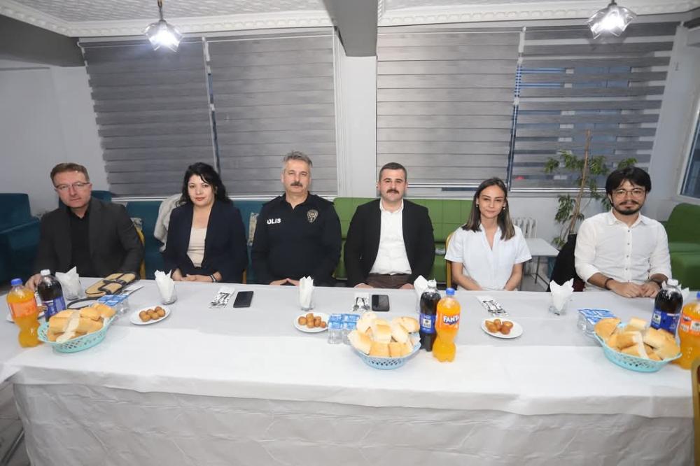 ÇUKURCA’DA TAYİNİ ÇIKAN UZMAN DOKTOR ERZURUMLU’YA VEDA YEMEĞİ