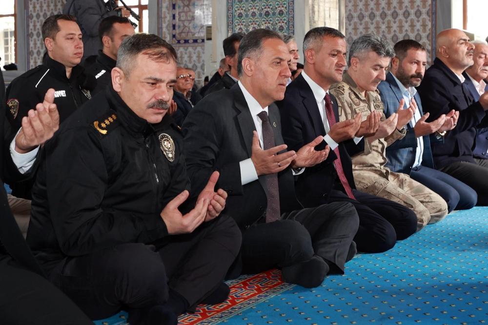 BİNGÖL’DE ANMA TÖRENİ: ŞEHİT POLİSLER İÇİN GÜL SUYU VE LOKUM DAĞITILDI