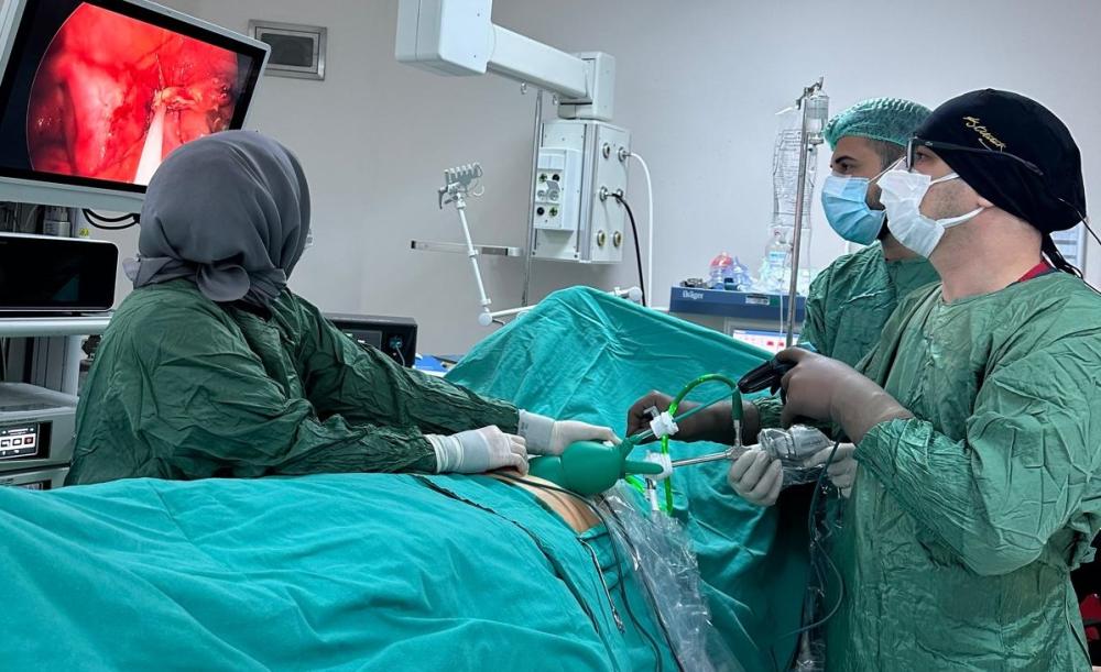 BİNGÖL DEVLET HASTANESİ’NDE BİR İLK: TEK DELİKTEN APANDİSİT AMELİYATI