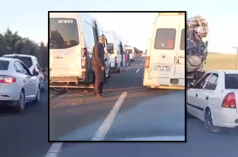 ŞANLIURFA-SURUÇ YOLUNDA ZİNCİRLEME KAZA: 4 SERVİS ARACI VE 1 OTOMOBİL ÇARPIŞTI