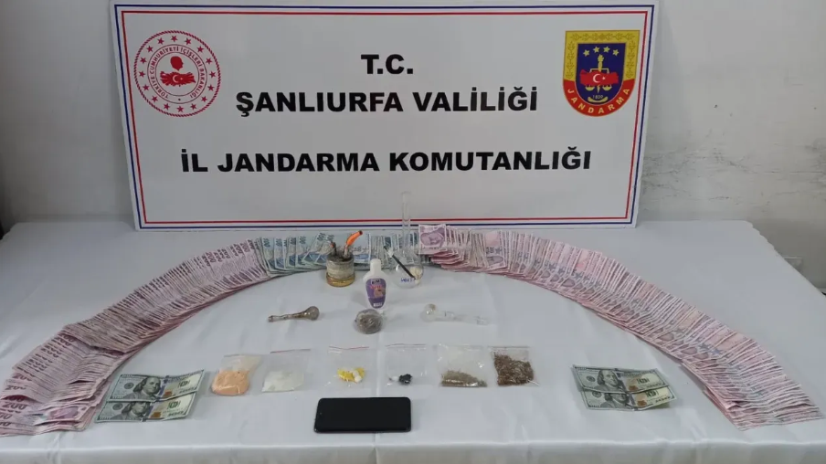 KARAKÖPRÜ’DE ZEHİR TACİRİNE OPERASYON: YÜKLÜ PARA VE UYUŞTURUCU YAKALANDI