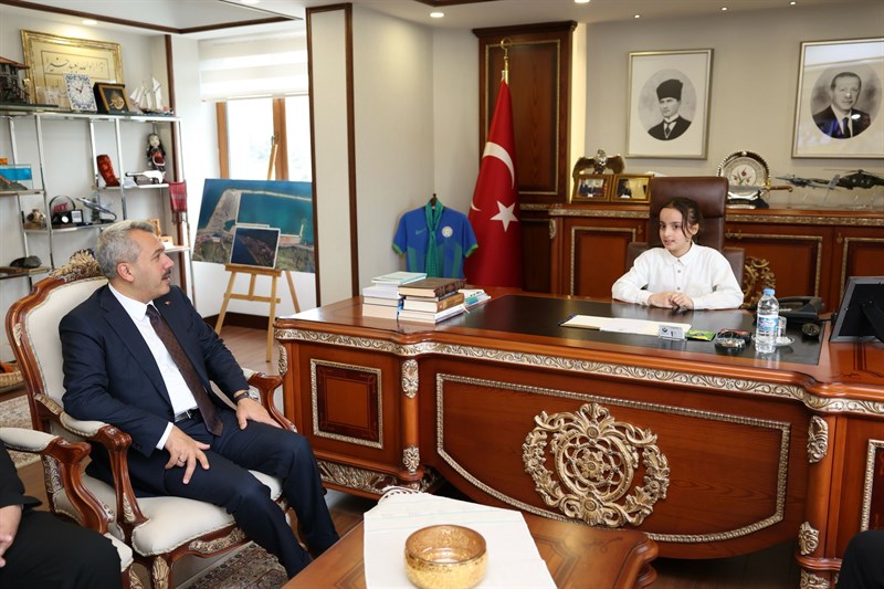 RİZE VALİSİ, 23 NİSAN'DA MAKAMINI ELİF İCLAL KAZDAL’A BIRAKTI