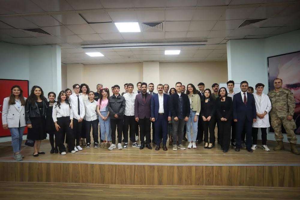 HAKKARİ ÇUKURCA’DA ÖĞRENCİLERDEN TİYATRO ZİYAFETİ