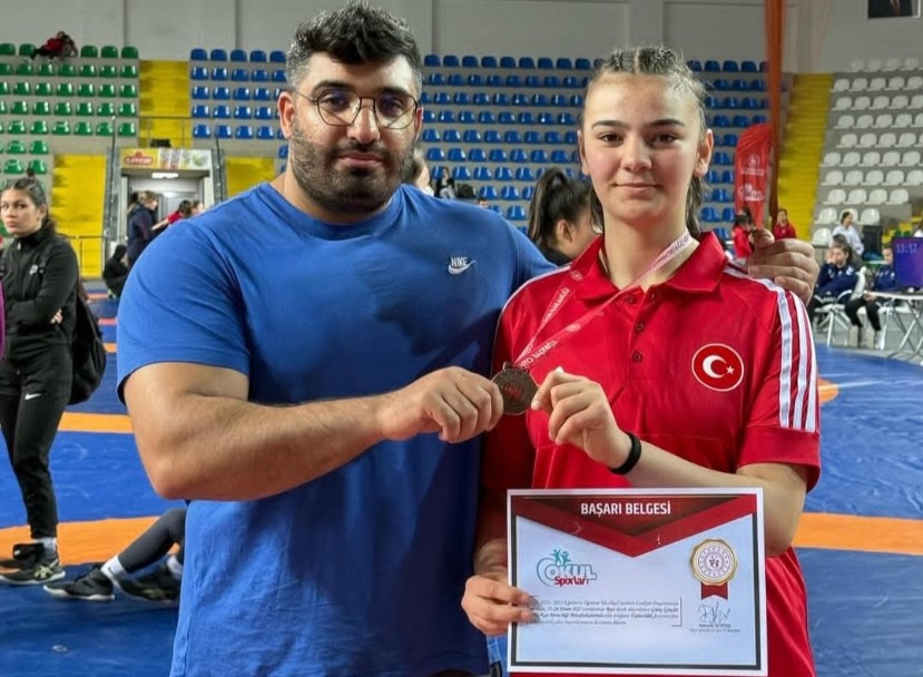 ÇUKURCA’YA BÜYÜK GURUR: VESİLE BUSE SEVİNÇ TÜRKİYE ÜÇÜNCÜSÜ OLDU