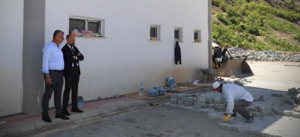 ÇUKURCA’DA ÇEVRE DÜZENLEMESİ VE DÜĞÜN SALONU ÇALIŞMALARI DEVAM EDİYOR