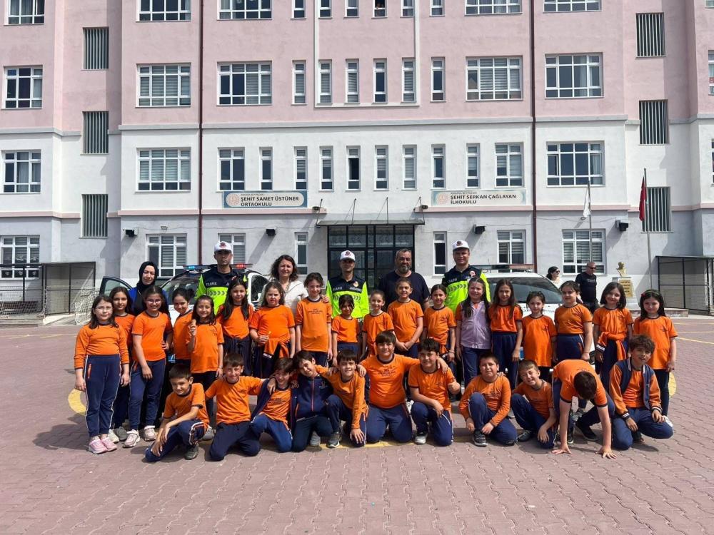 BEYPAZARI JANDARMASI'NDAN ÖĞRENCİLERE TRAFİK EĞİTİMİ