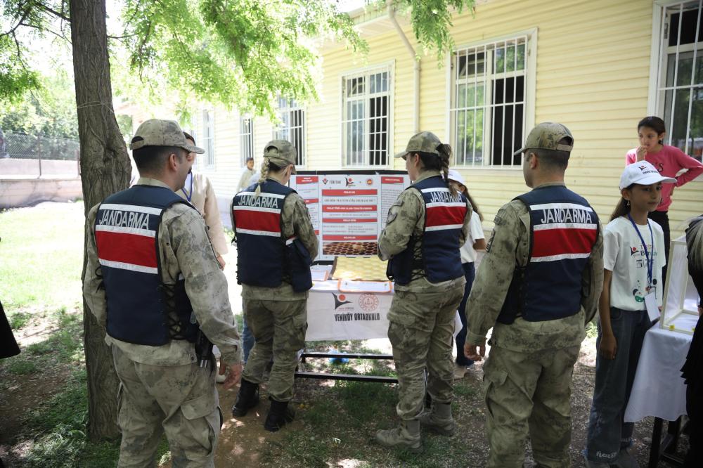 ŞANLIURFA JANDARMASI'NDAN BİLİM FUARINDA ÖĞRENCİLERE BİLGİLENDİRME