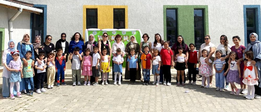 GELİBOLU'NUN MİNİK KALPLERİ ANNELERİYLE BİRLİKTE HEDİYE HAZIRLADI