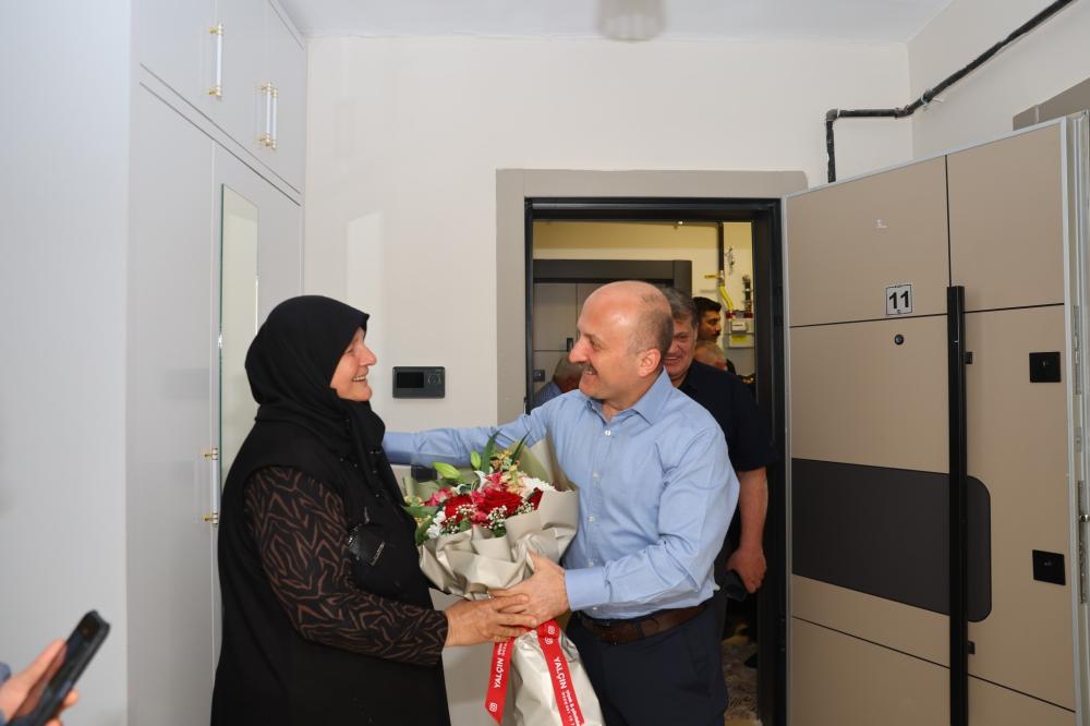 VALİ VAROL'DAN DEPREMZEDE ANNEYE ANNELER GÜNÜ ZİYARETİ: 