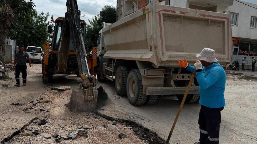 ADIYAMAN BELEDİYESİ 8 MAHALLEDE YAMA VE DOLGU ÇALIŞMALARINI SÜRDÜRÜYOR