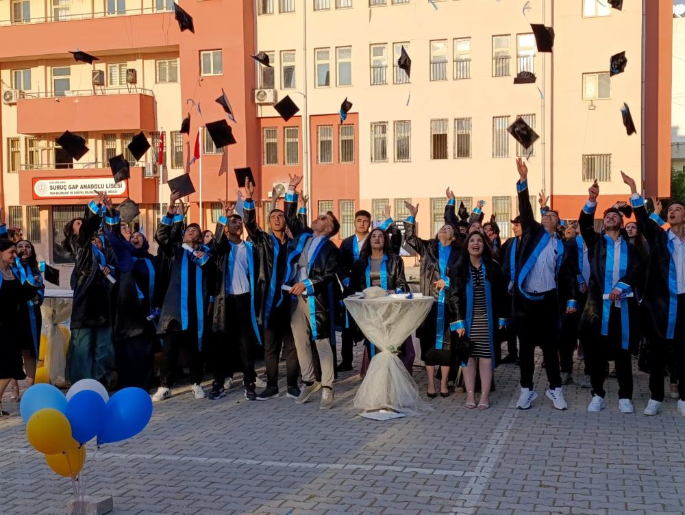 ŞANLIURFALI ÖĞRENCİLERİN KEP ATMA SEVİNCİ!