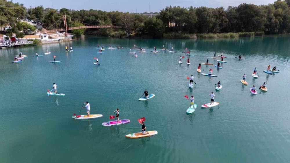 SEYHAN NEHRİ'NDE 19 MAYIS COŞKUSU: KANO VE KÜREK SÖRFÜYLE KUTLAMA