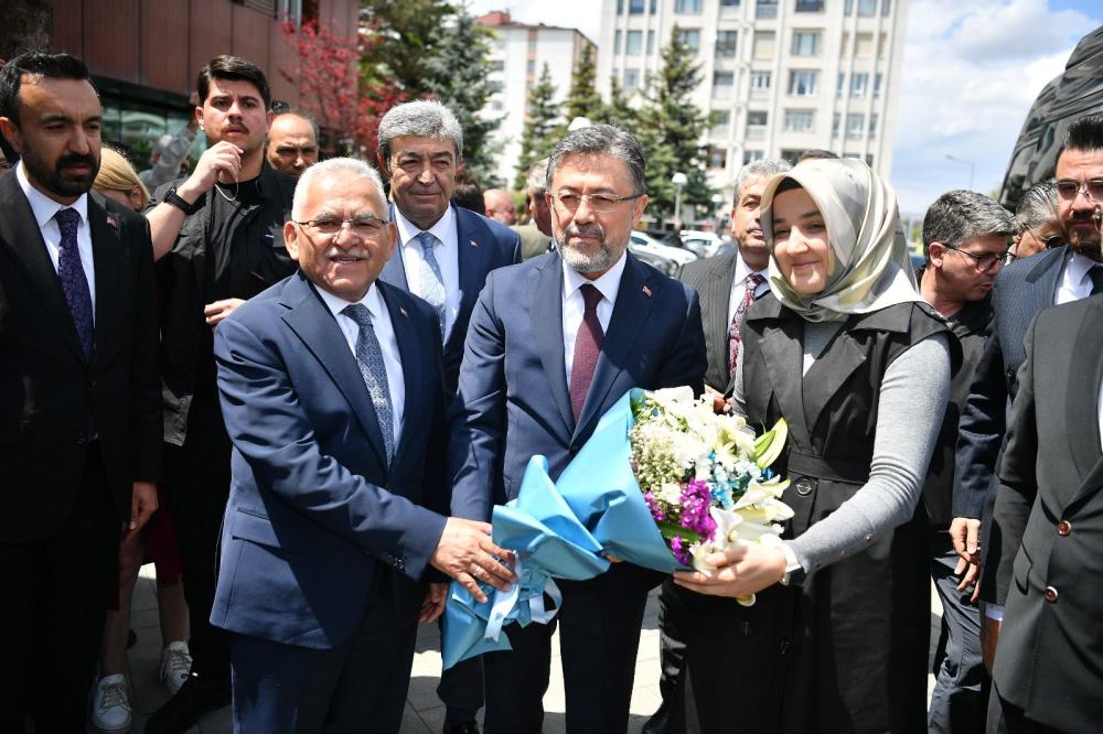 BAKAN YUMAKLI'DAN BAŞKAN BÜYÜKKILIÇ'A TARIM VE HAYVANCILIK ALANINDAKİ HİZMET TEŞEKKÜRÜ