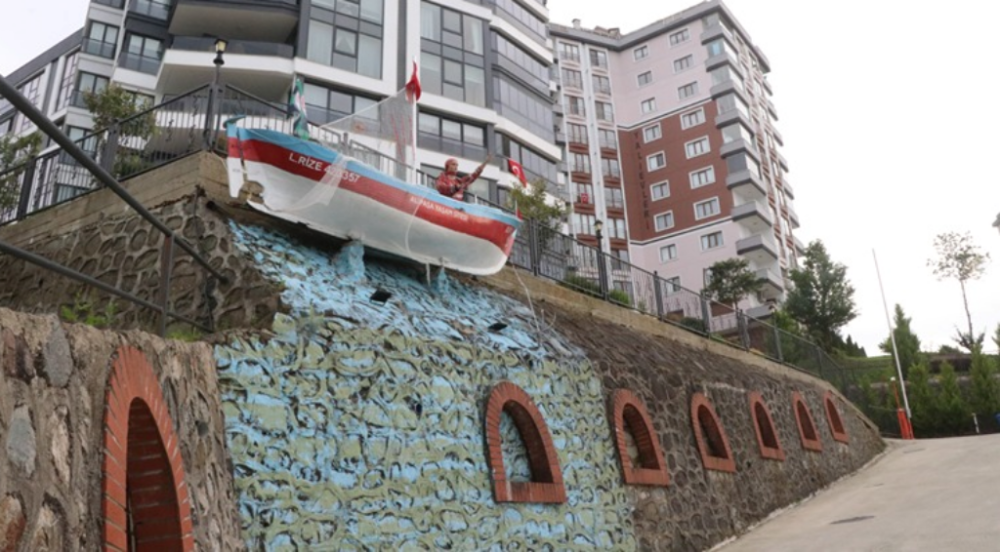 RİZE’DE EMEKTAR KAYIK SİTE MASKOTU OLDU: “GÖZÜMÜN ÖNÜNDE DURSUN İSTEDİM”