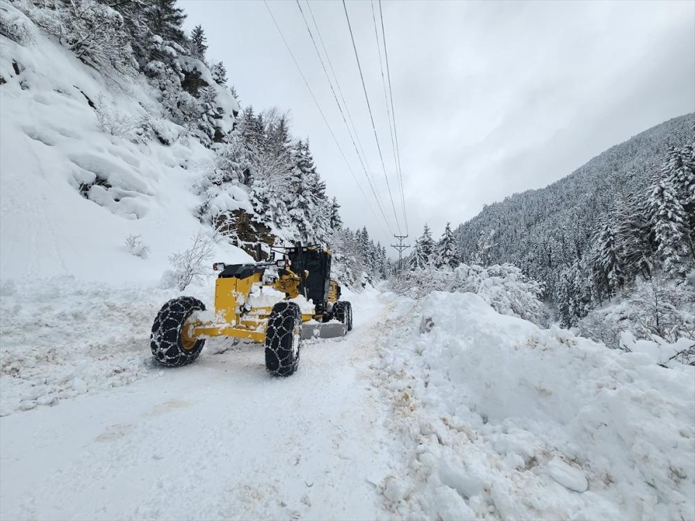 RİZE'DE KARLA MÜCADELE DEVAM EDİYOR