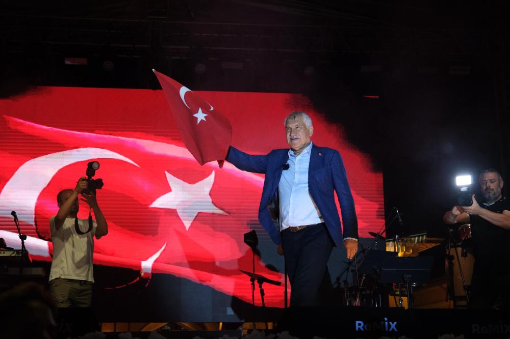 ADANA'DA 19 MAYIS COŞKUSU: MEŞALELİ YÜRÜYÜŞ VE GÖKSEL KONSERİYLE BAYRAM KUTLAMASI