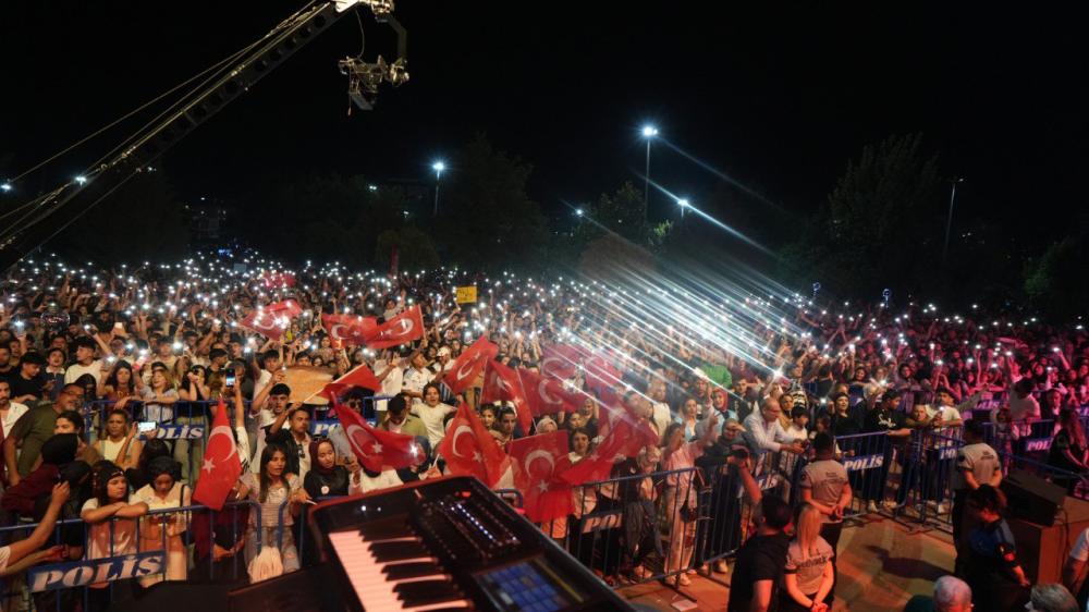 ADIYAMAN’DA 19 MAYIS COŞKUSU: MELEK MOSSO’DAN ÜCRETSİZ KONSER