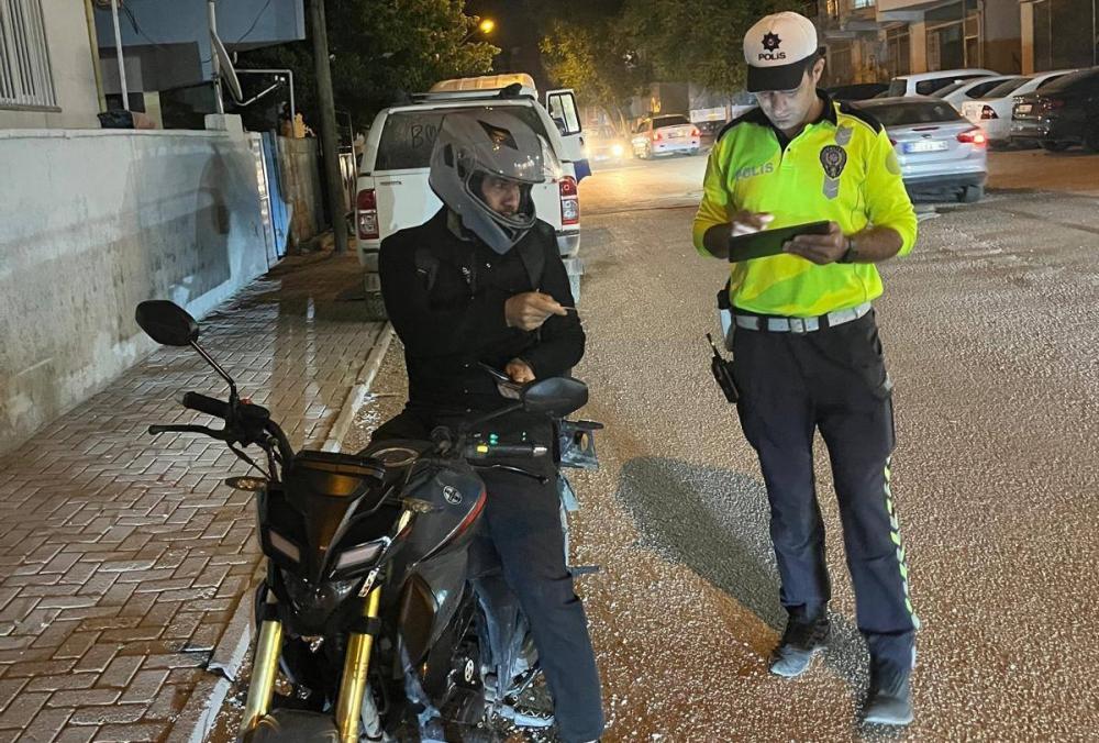 GÖLBAŞI’NDA MOTOSİKLET DENETİMİ: EHLİYETSİZ SÜRÜCÜLER VE KASKSIZ YOLCULUKLARA CEZA YAĞDI