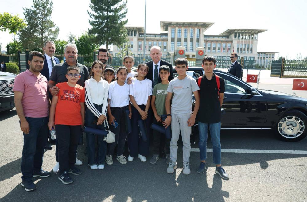 CUMHURBAŞKANI ERDOĞAN, ADIYAMAN’DA 15 TEMMUZ ŞEHİTLER ANITI’NI ZİYARET EDEN ÇOCUKLARLA BULUŞTU