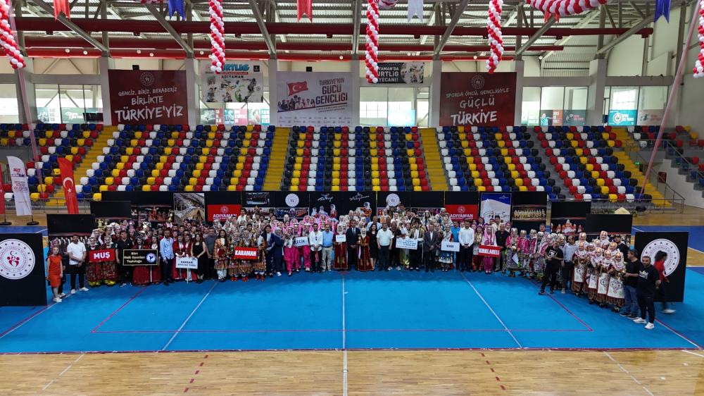 ADIYAMAN’DA KÜLTÜRÜN KALBİ ATIYOR: GENÇLER HALK OYUNLARIYLA MİRASI YAŞATIYOR